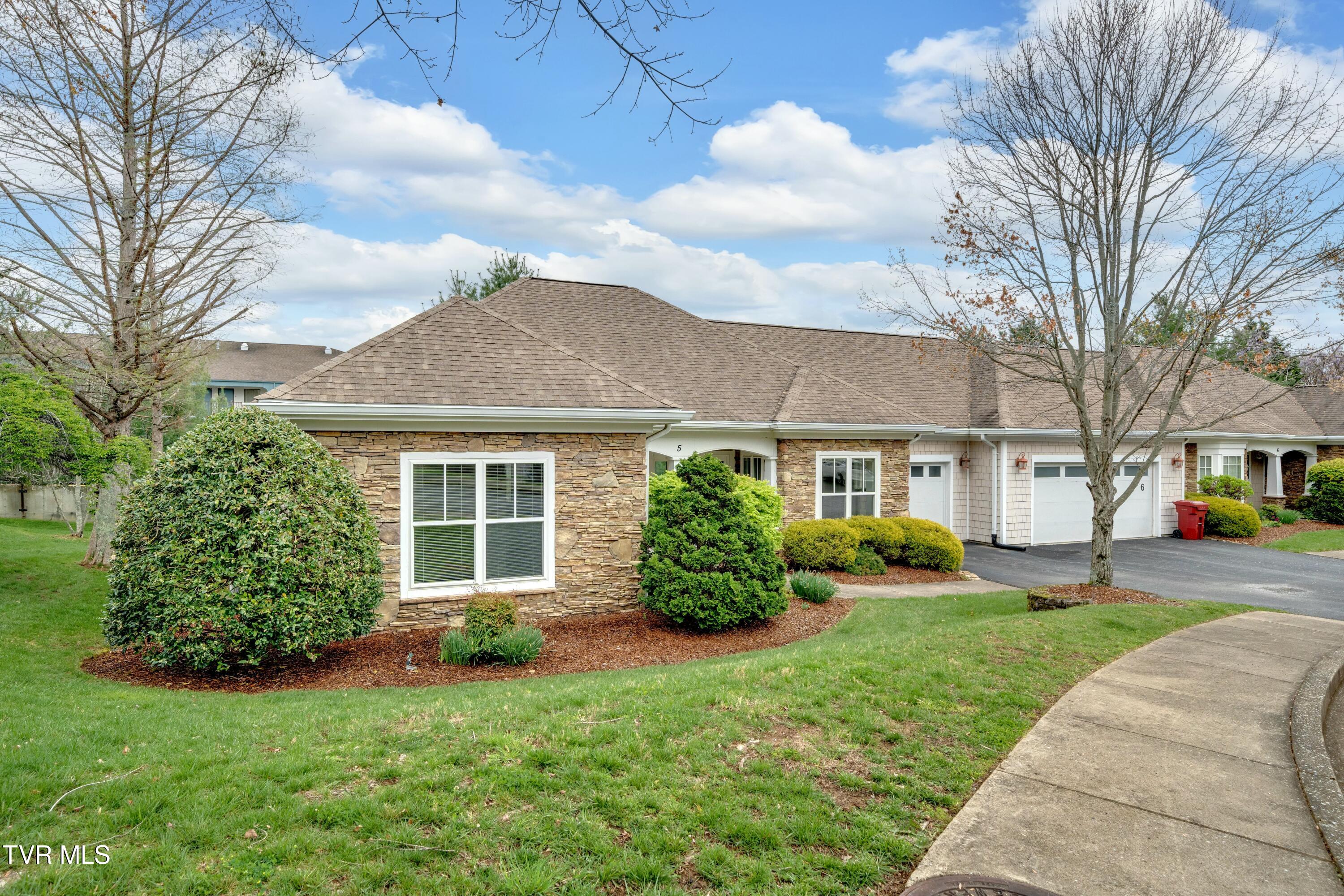 211 University Parkway, 5