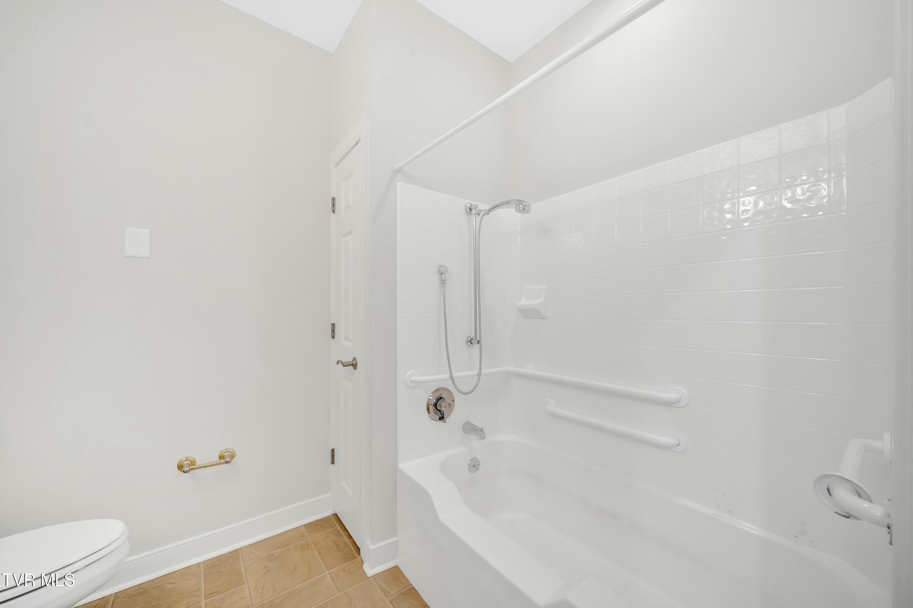 211 University Parkway, 5