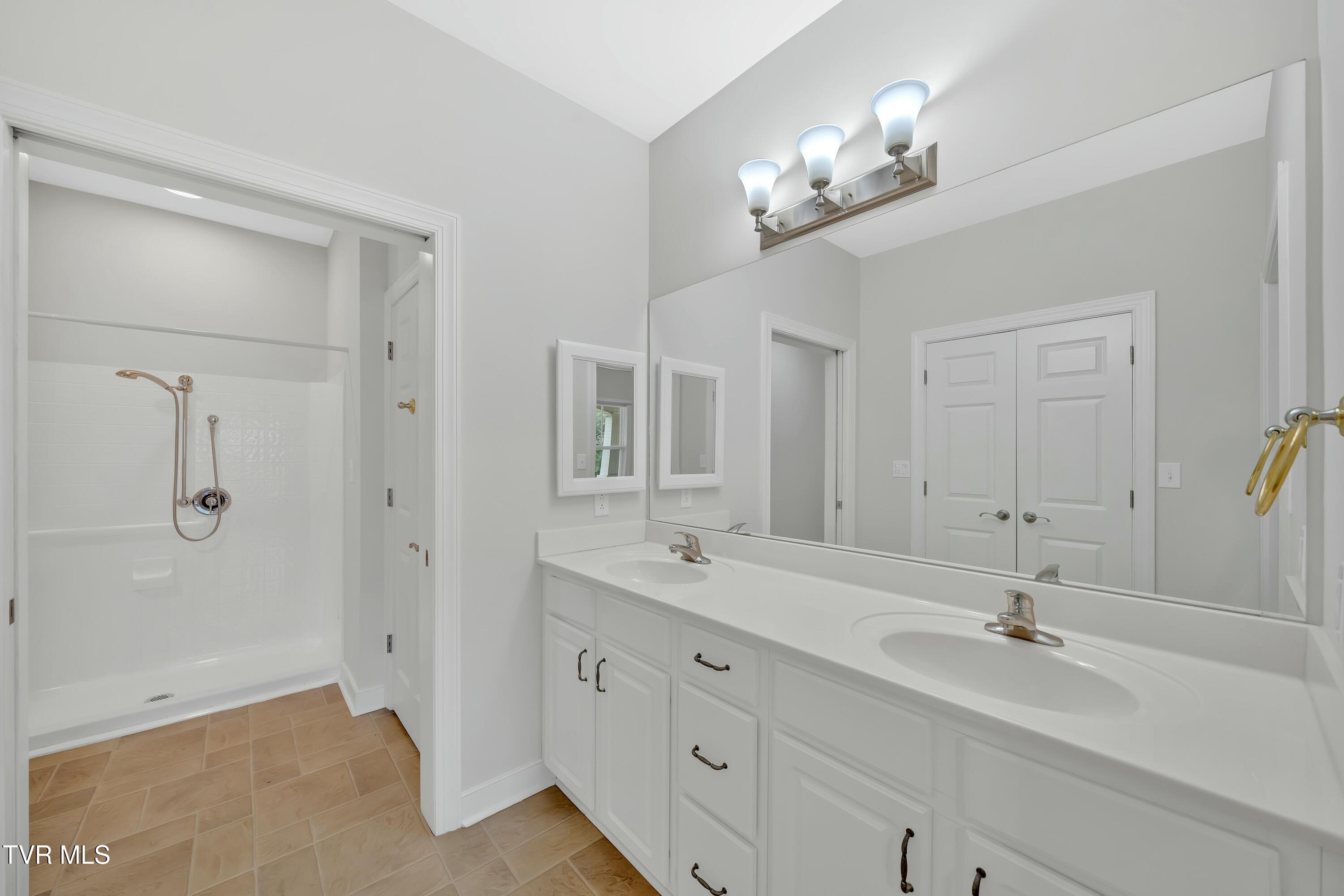 211 University Parkway, 5