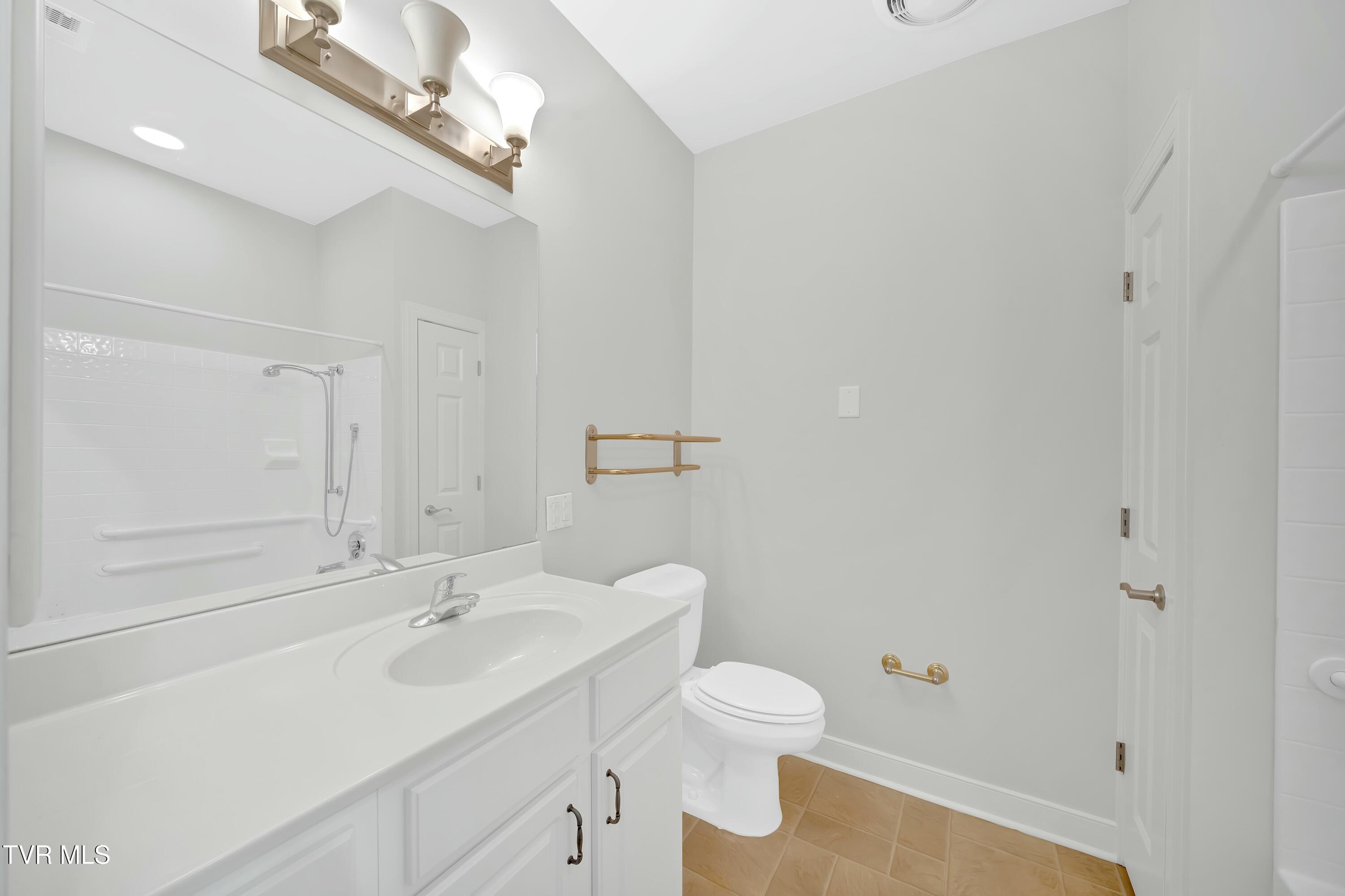 211 University Parkway, 5