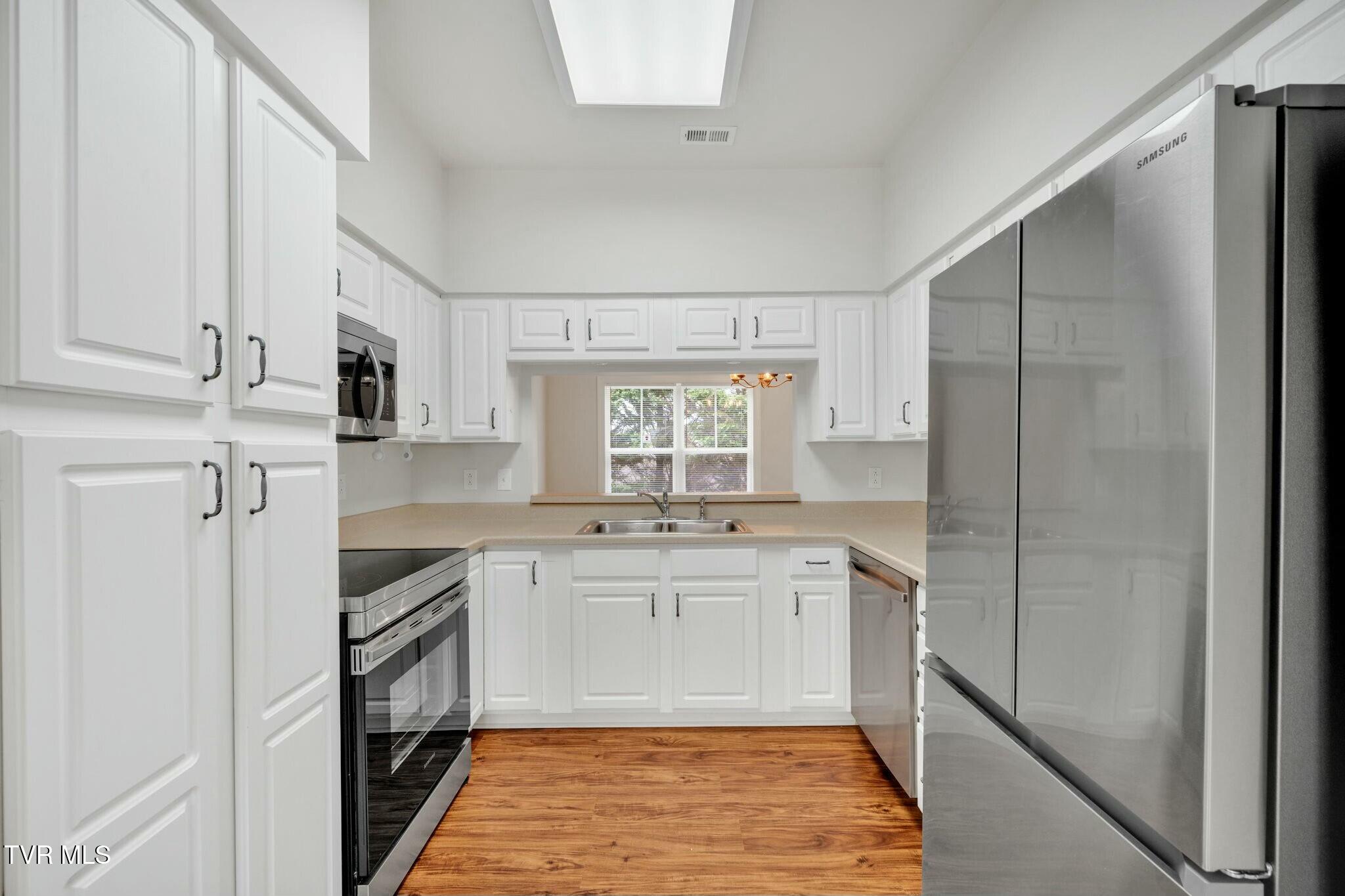 211 University Parkway, 16