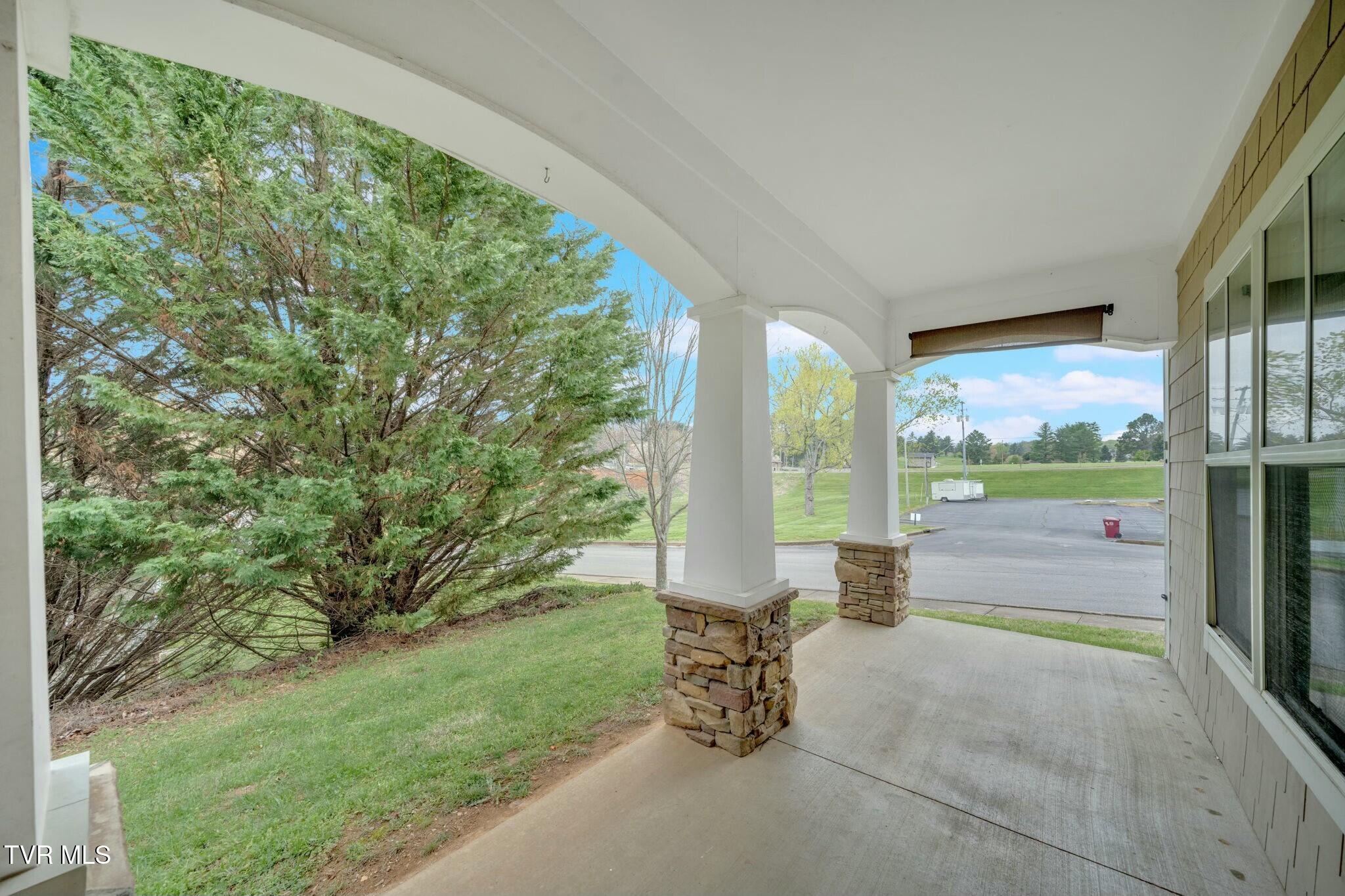 211 University Parkway, 16