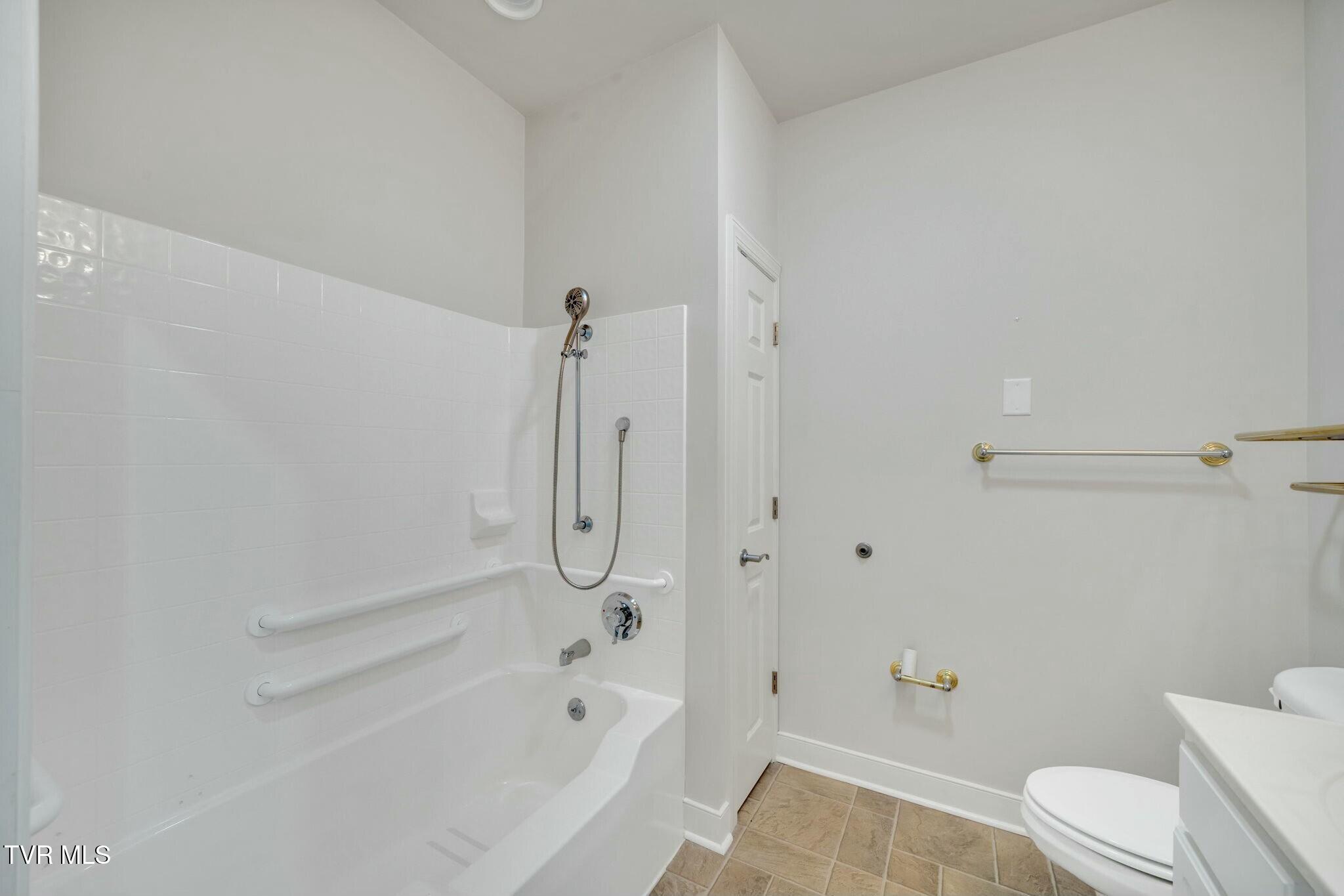 211 University Parkway, 16