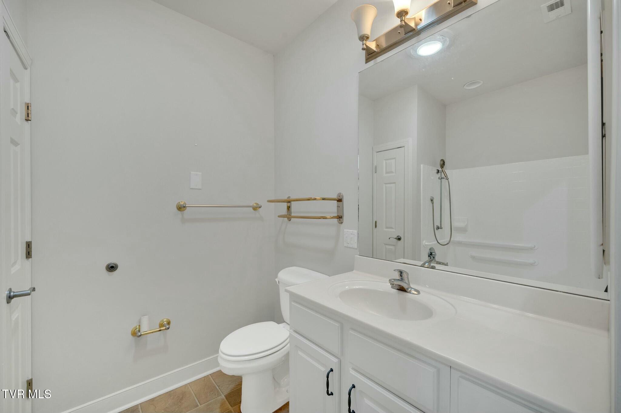 211 University Parkway, 16