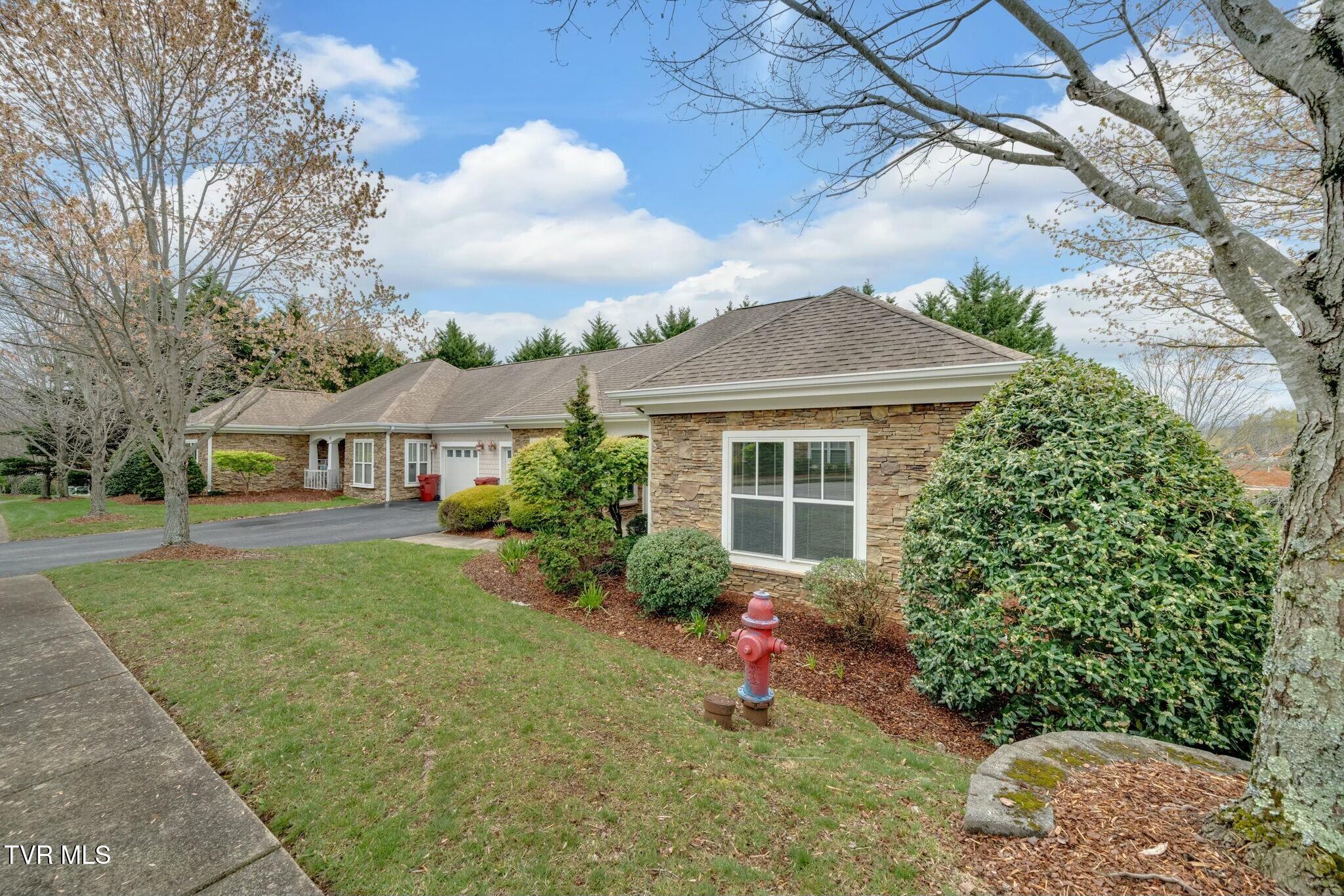 211 University Parkway, 16