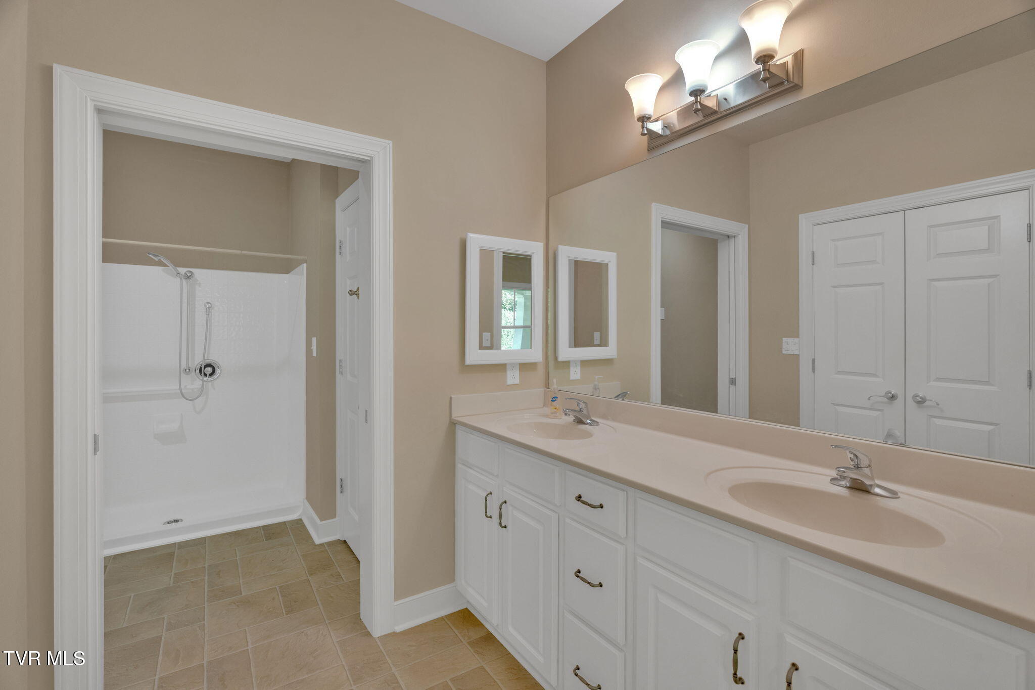 211 University Parkway, 1