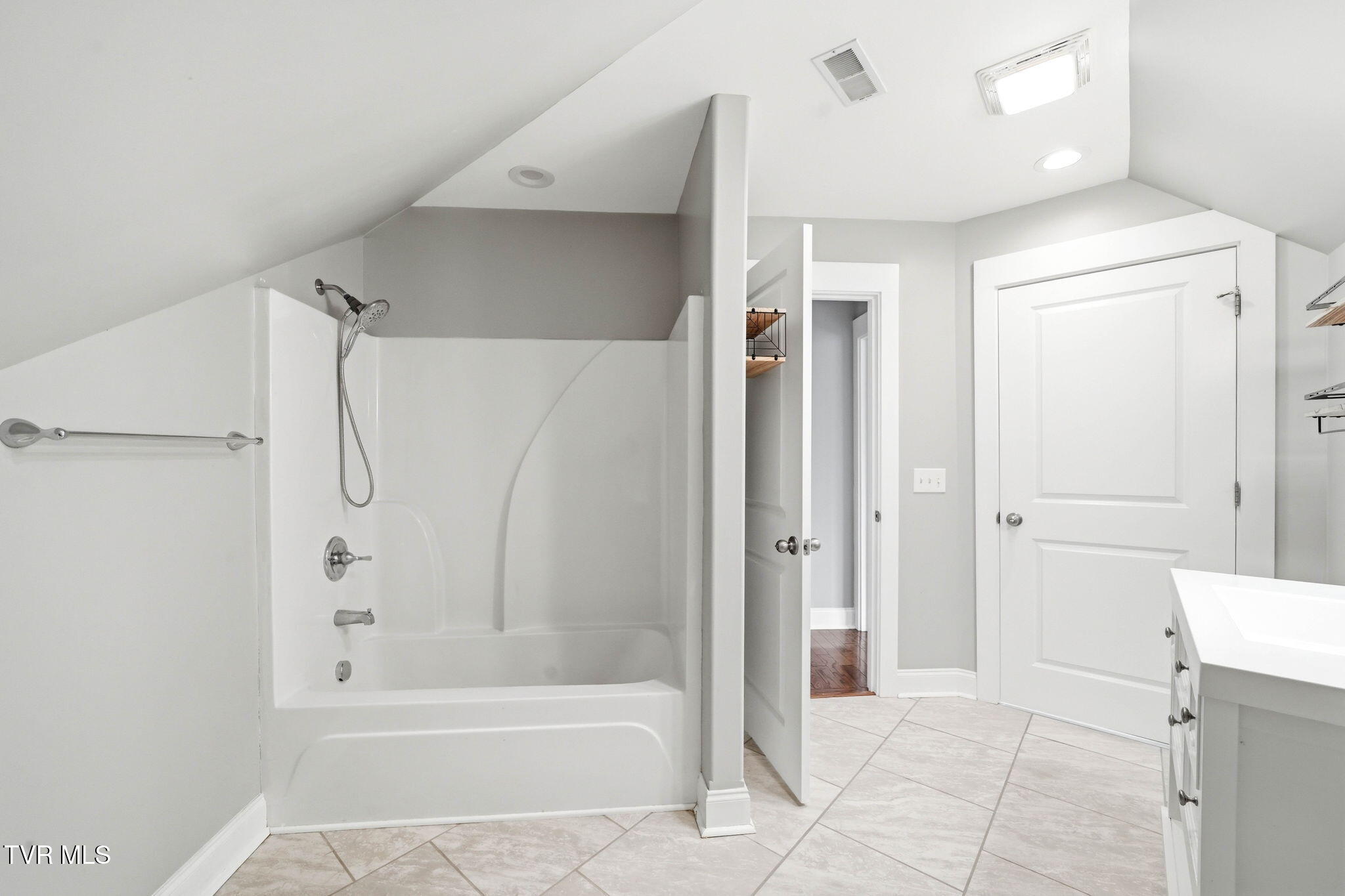 3901 Leaf Point