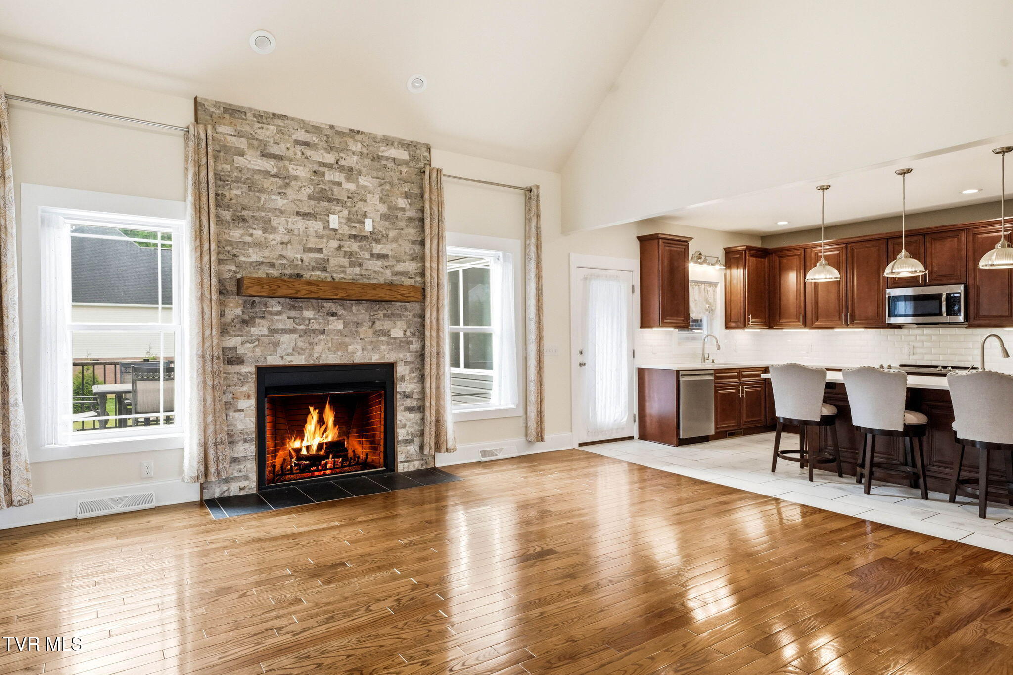 3901 Leaf Point