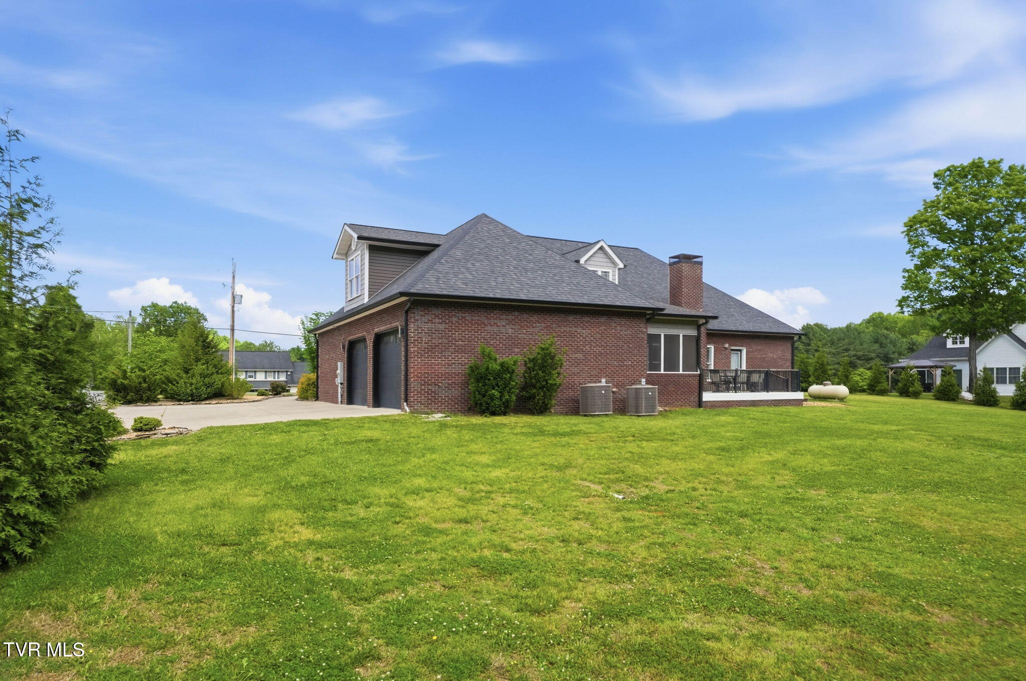 3901 Leaf Point