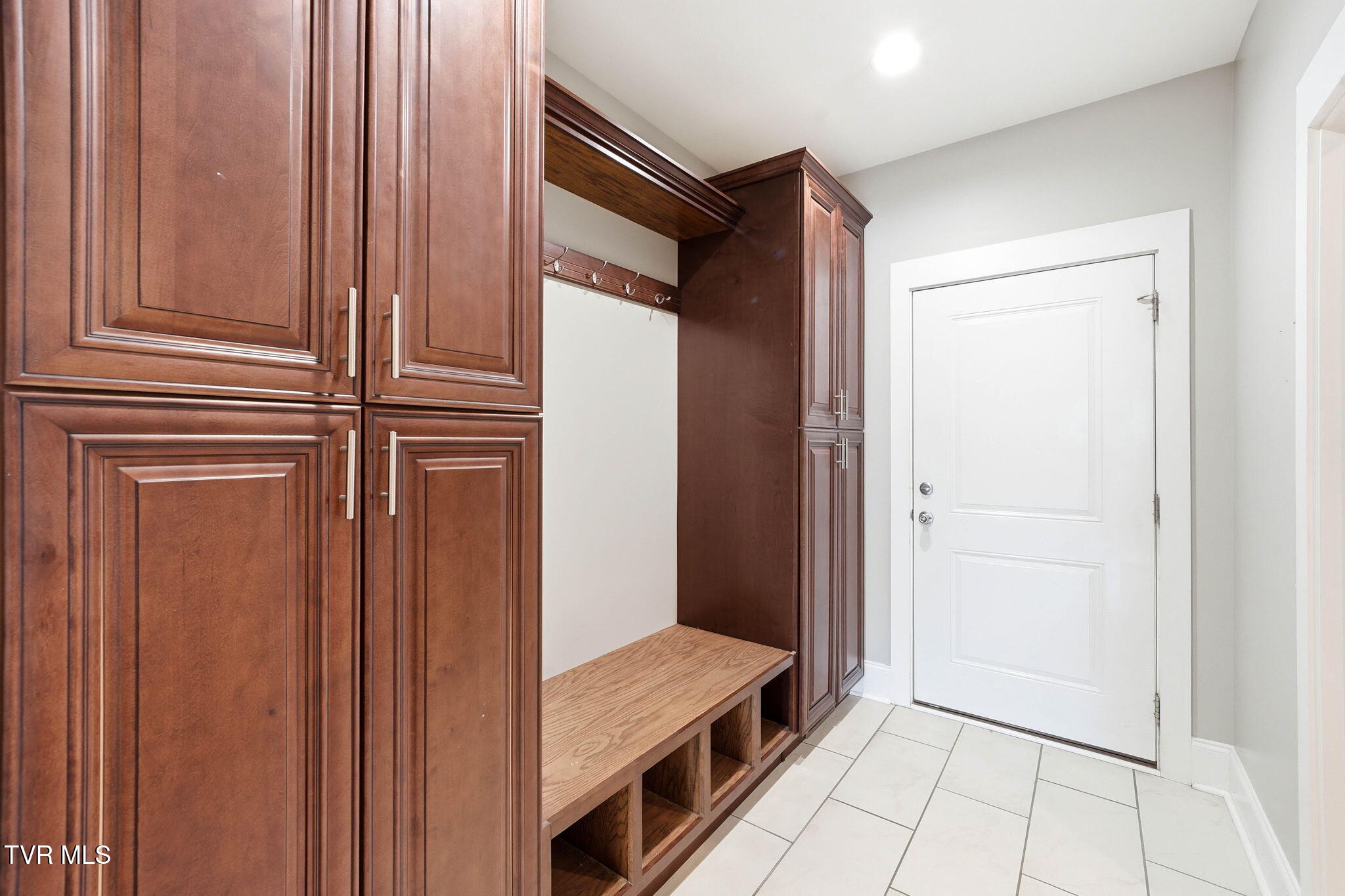 3901 Leaf Point