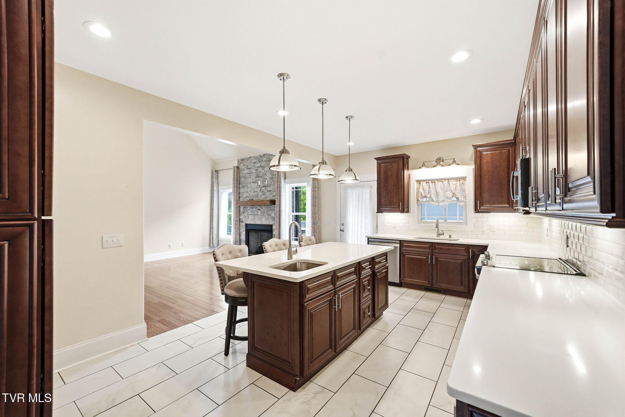 3901 Leaf Point