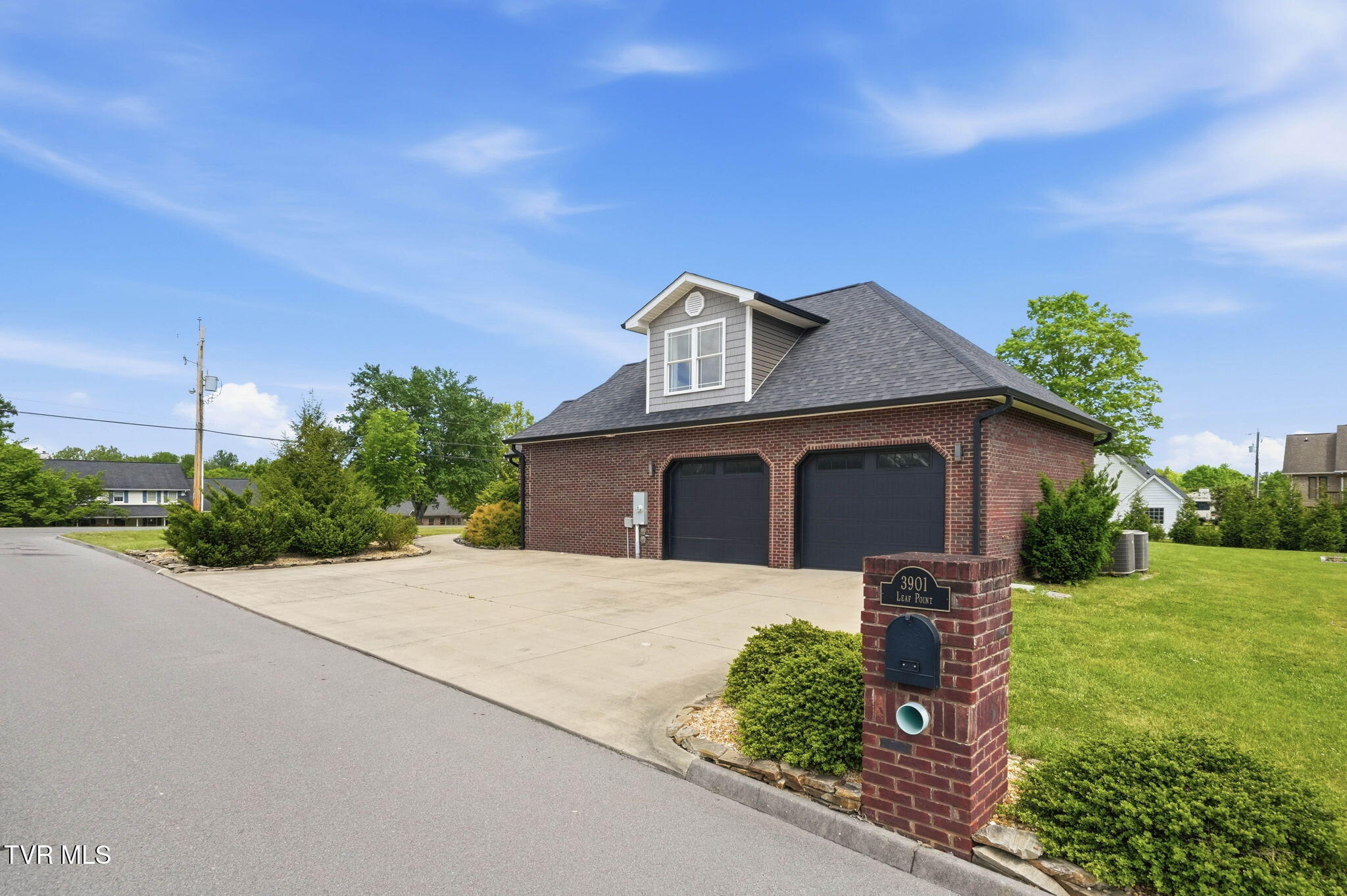 3901 Leaf Point