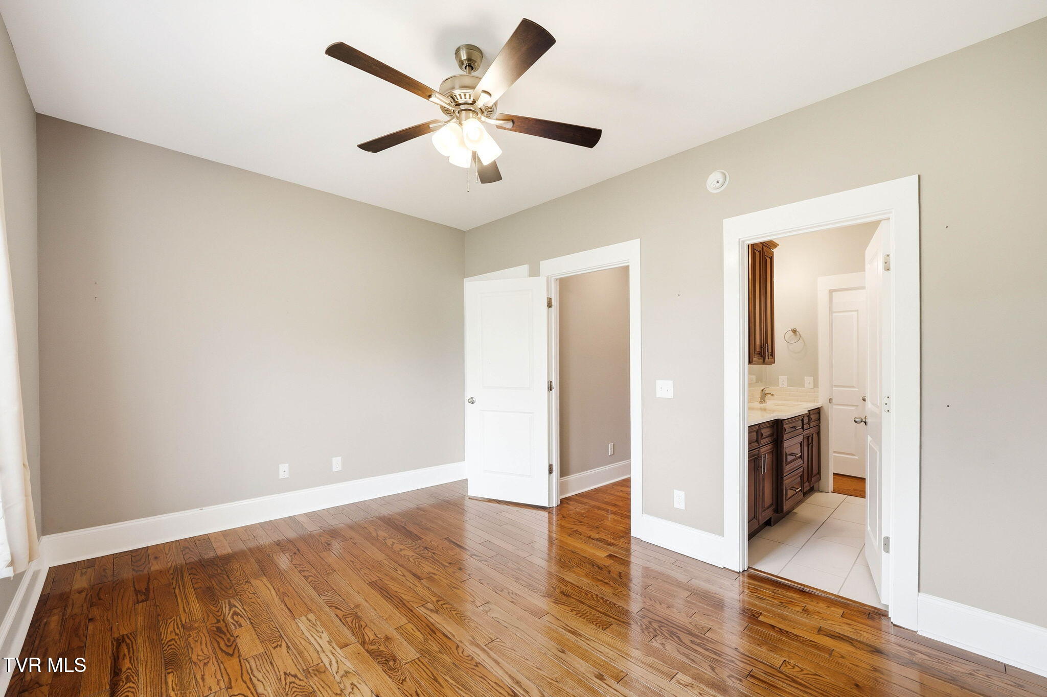 3901 Leaf Point