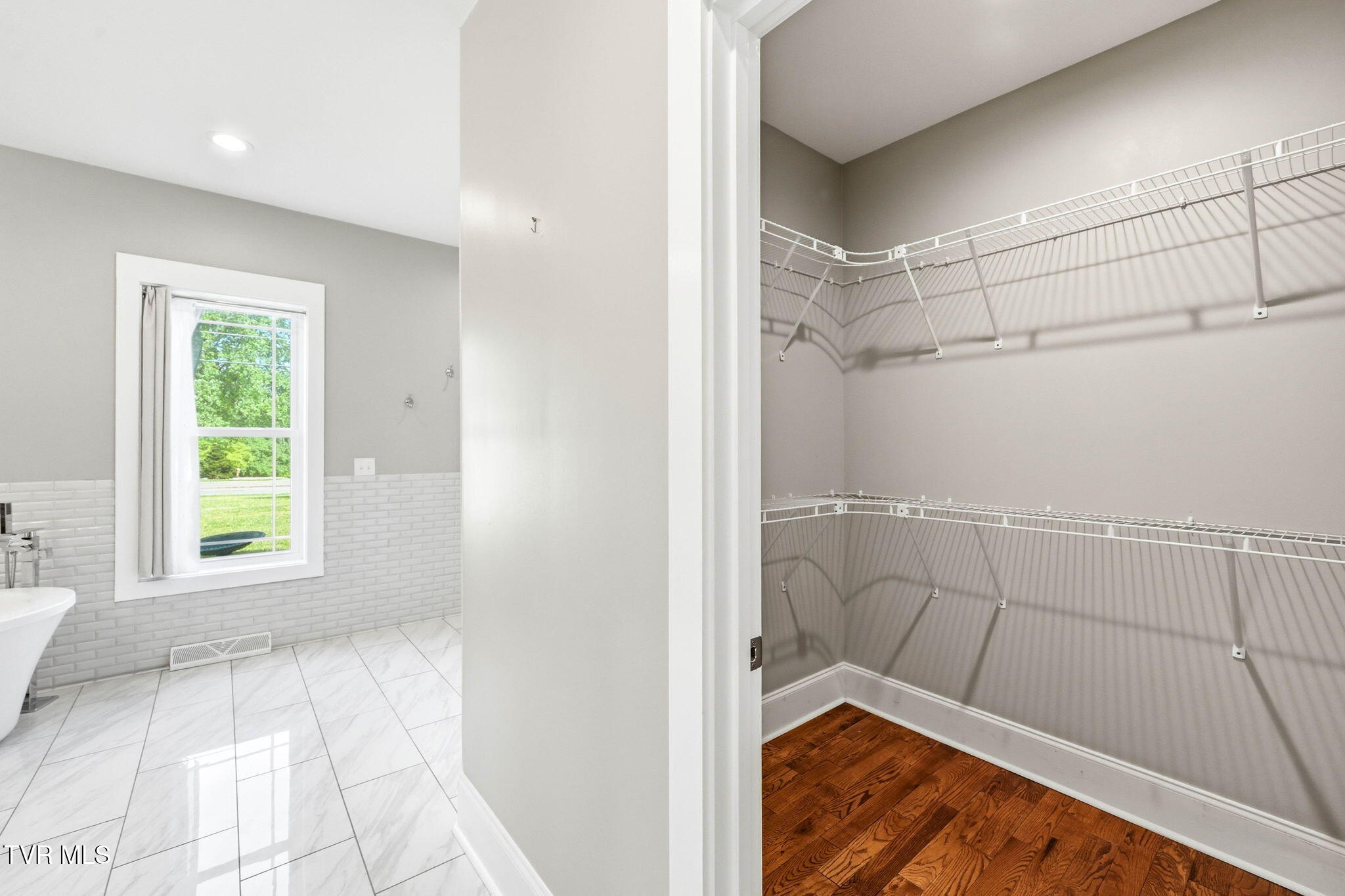 3901 Leaf Point