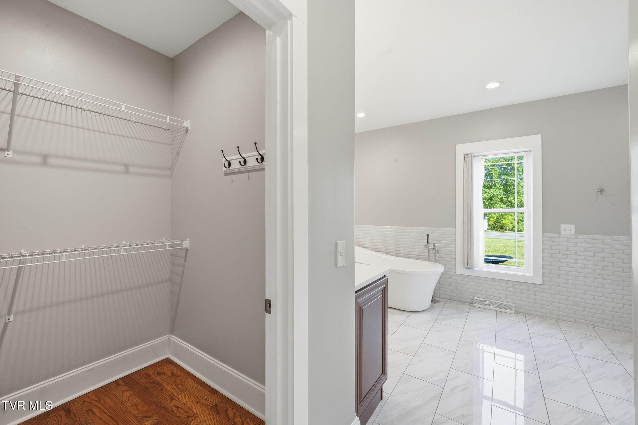 3901 Leaf Point