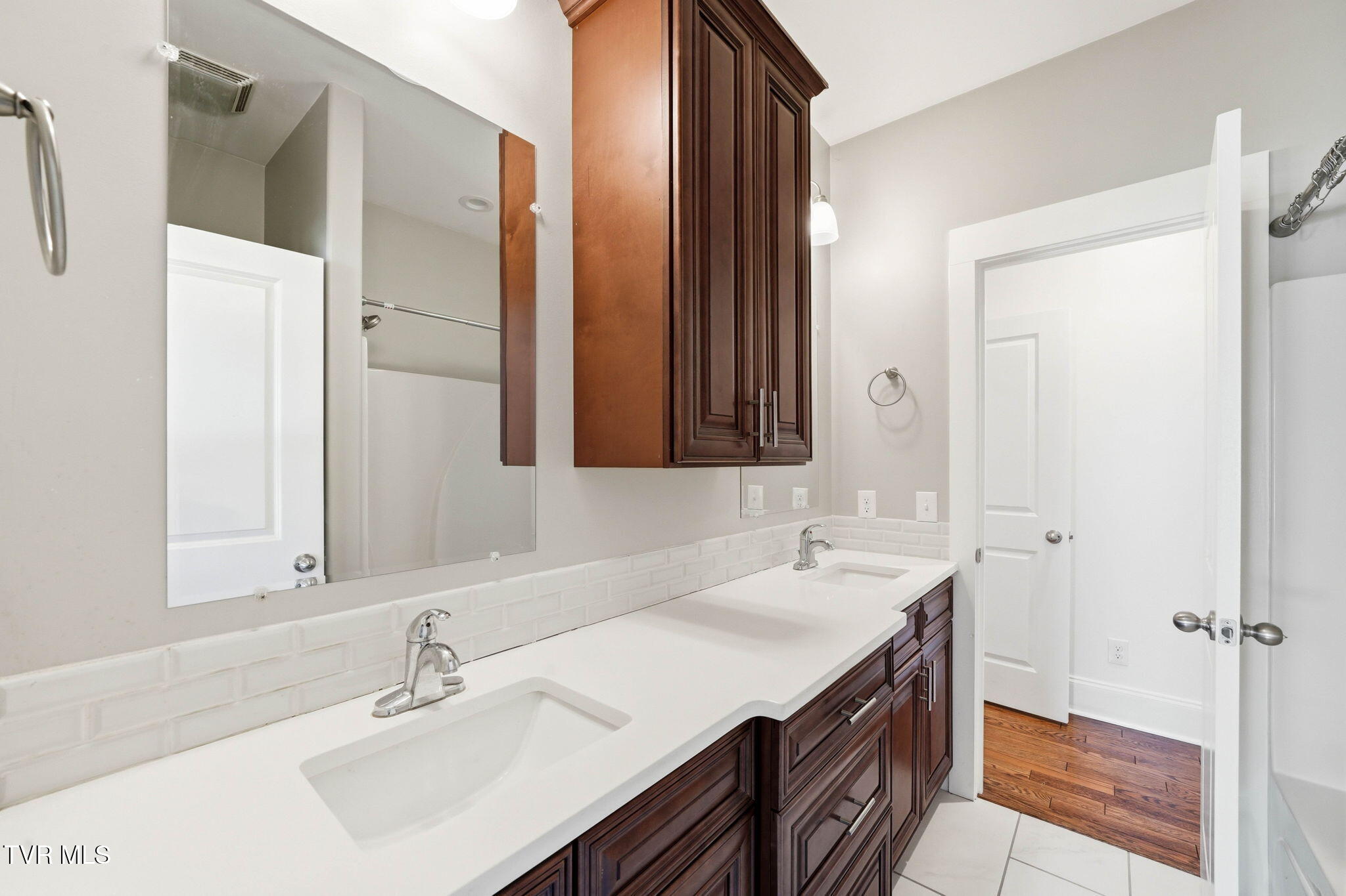 3901 Leaf Point