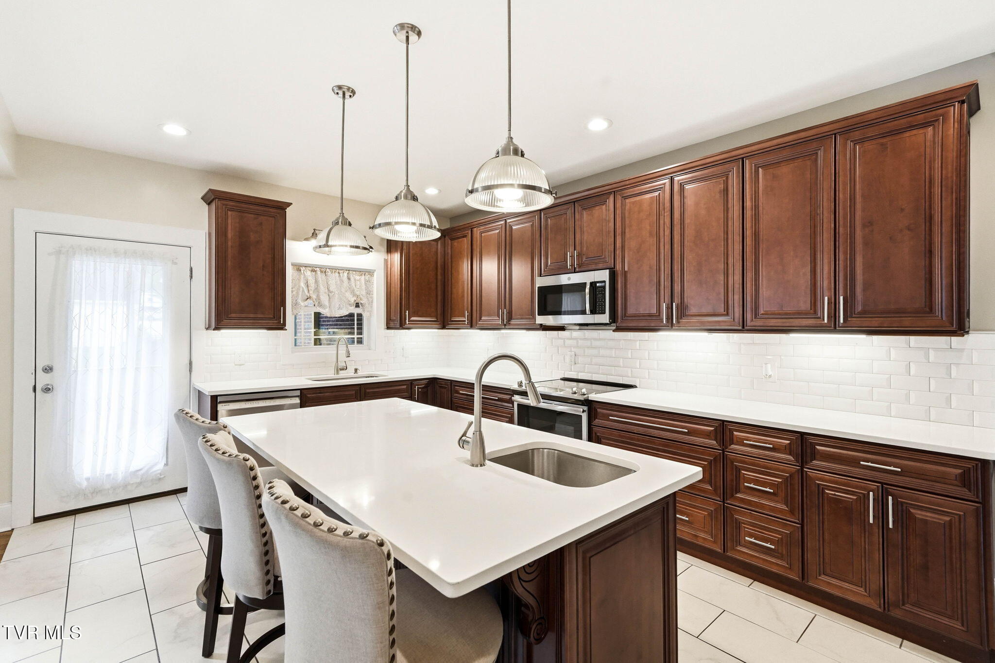 3901 Leaf Point