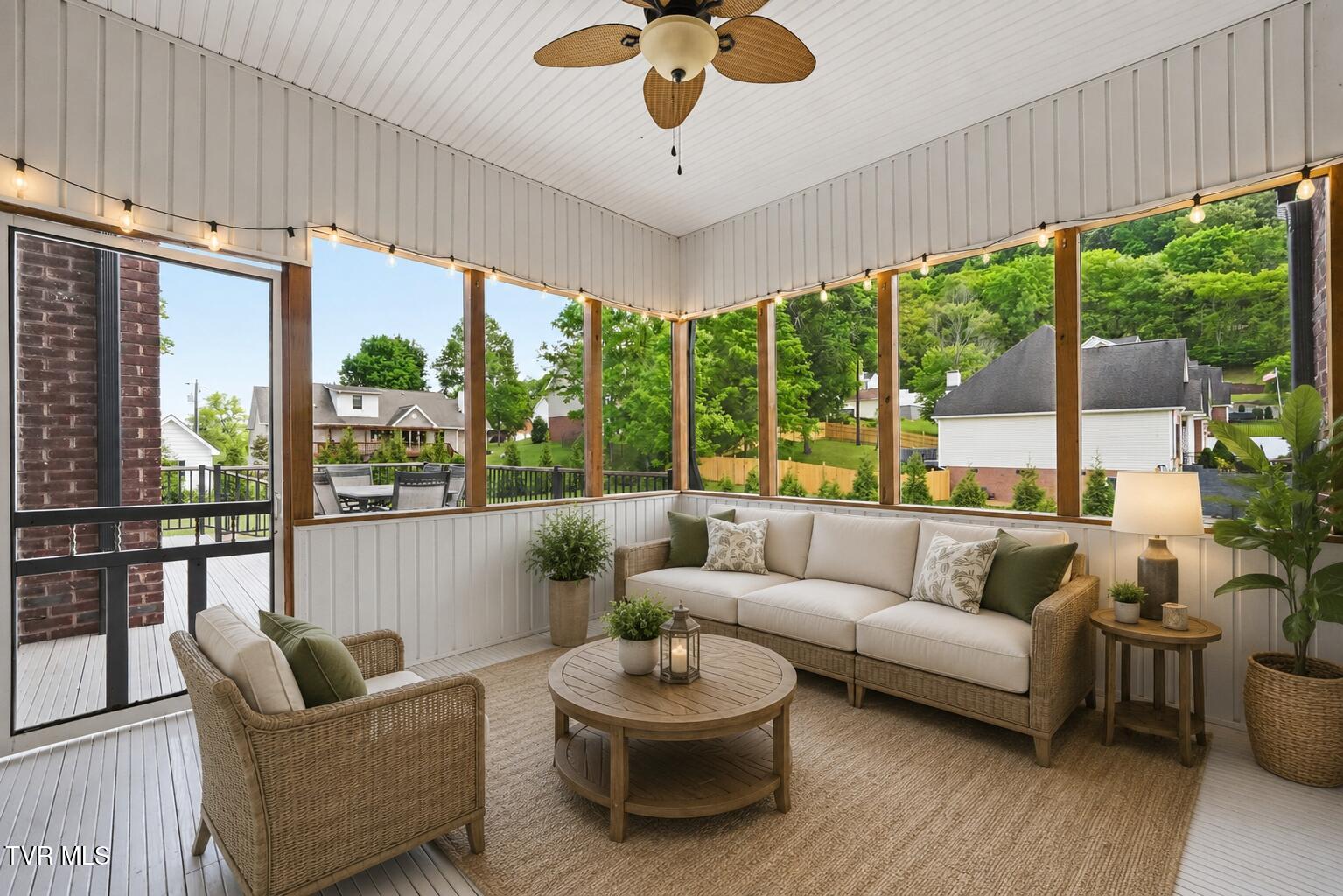 3901 Leaf Point
