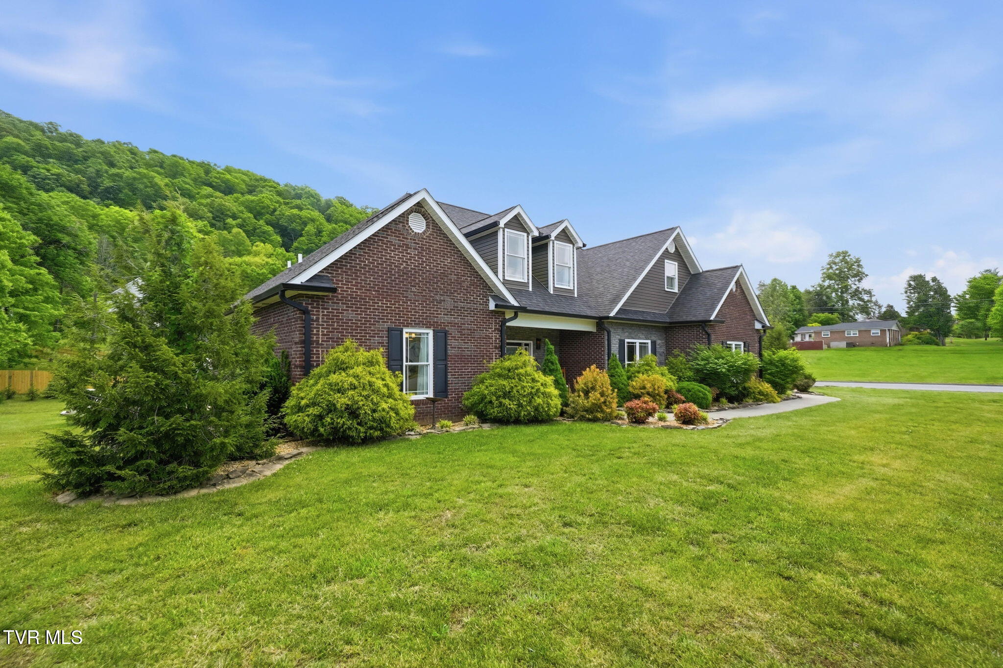3901 Leaf Point