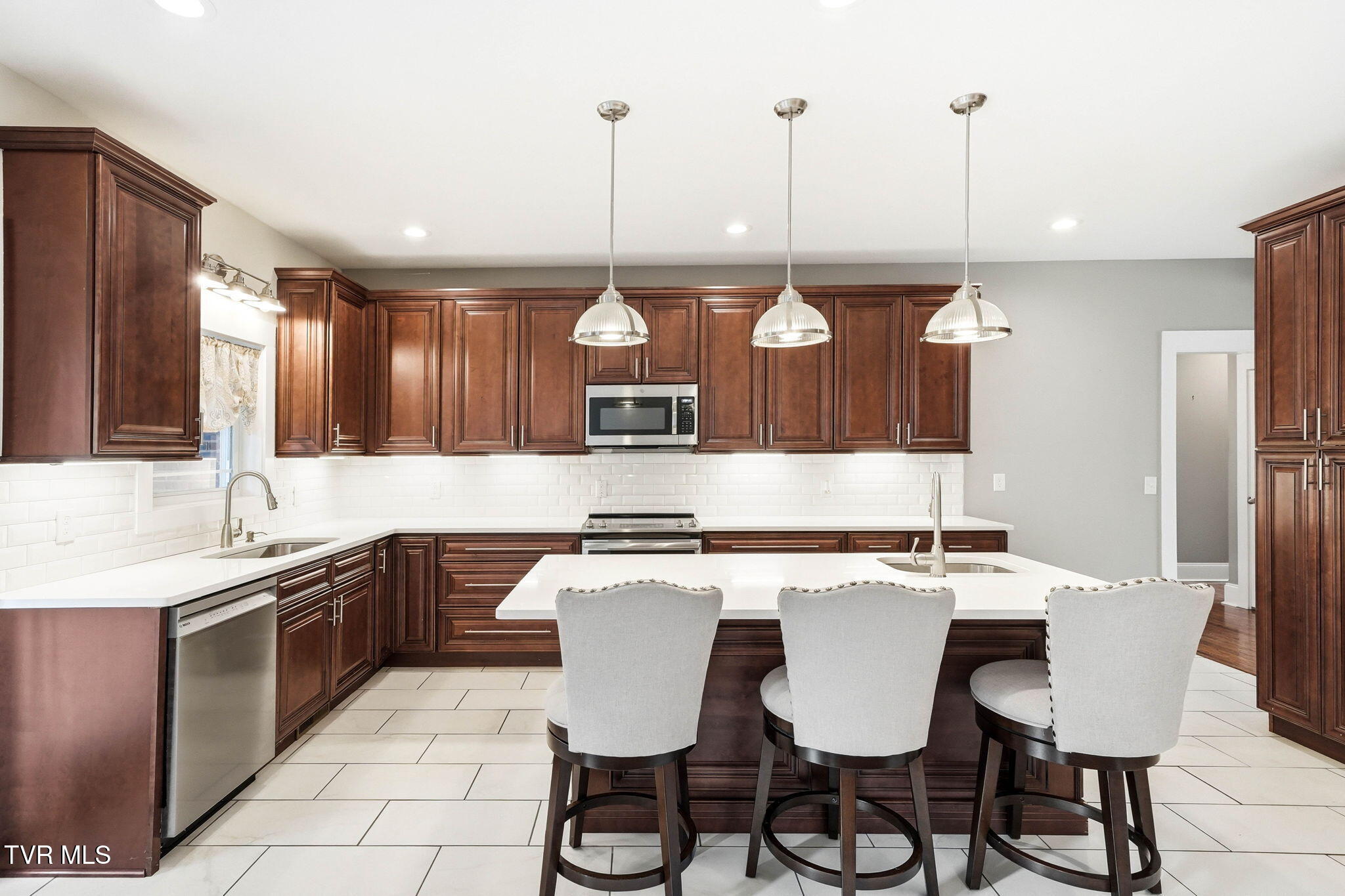 3901 Leaf Point