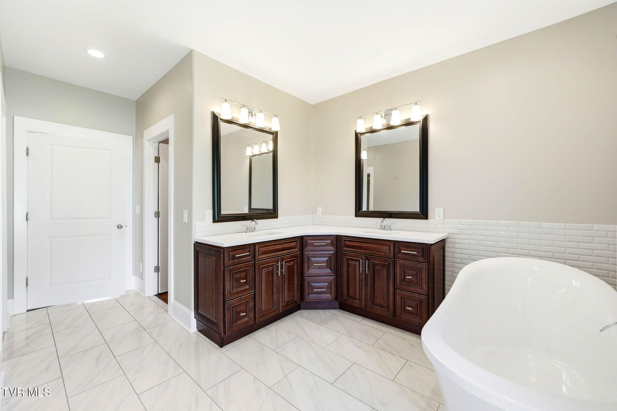 3901 Leaf Point