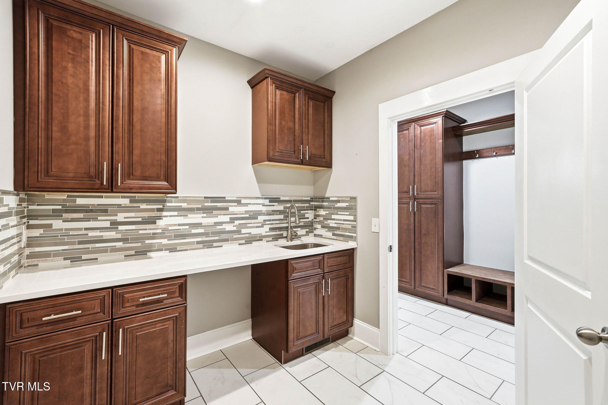 3901 Leaf Point