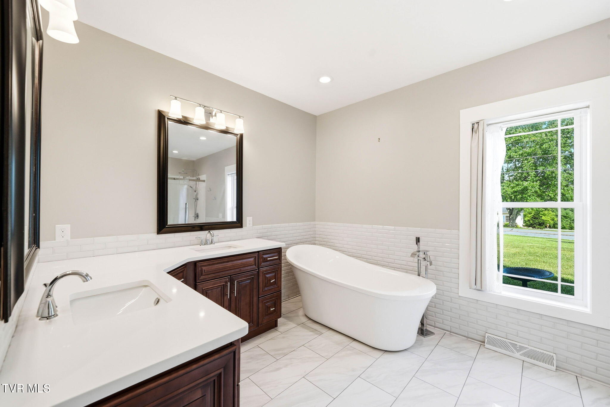 3901 Leaf Point