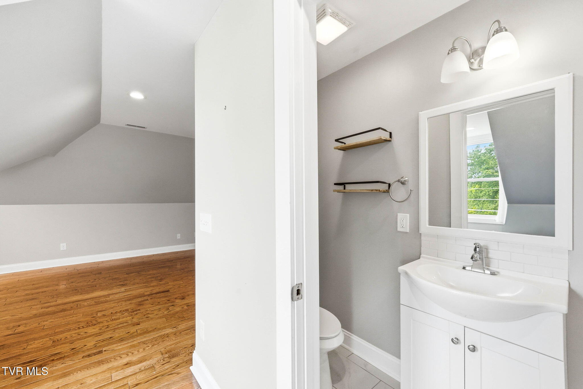 3901 Leaf Point