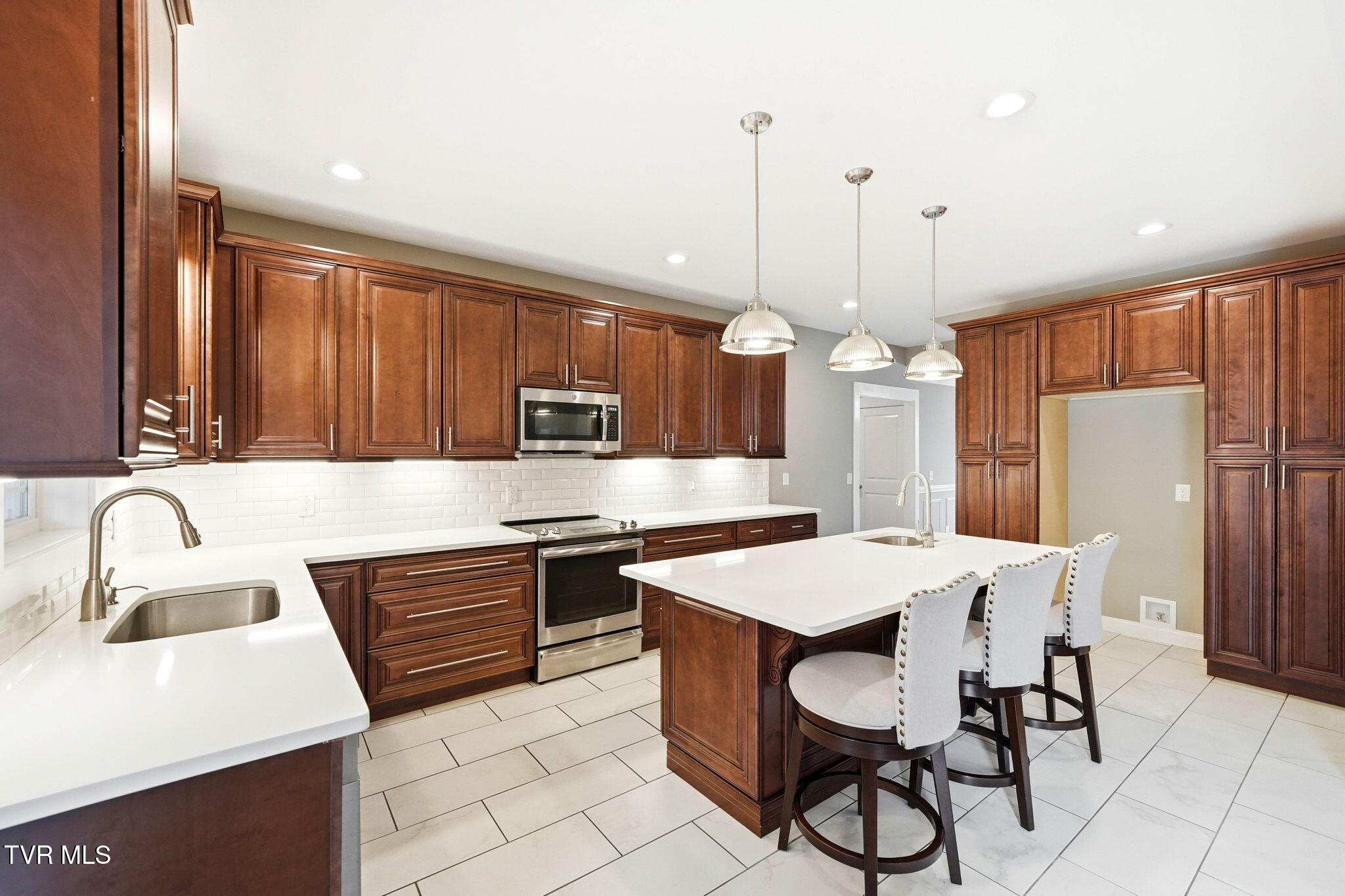 3901 Leaf Point