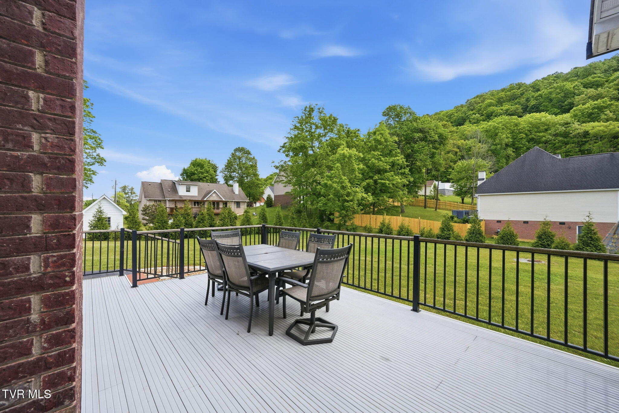 3901 Leaf Point
