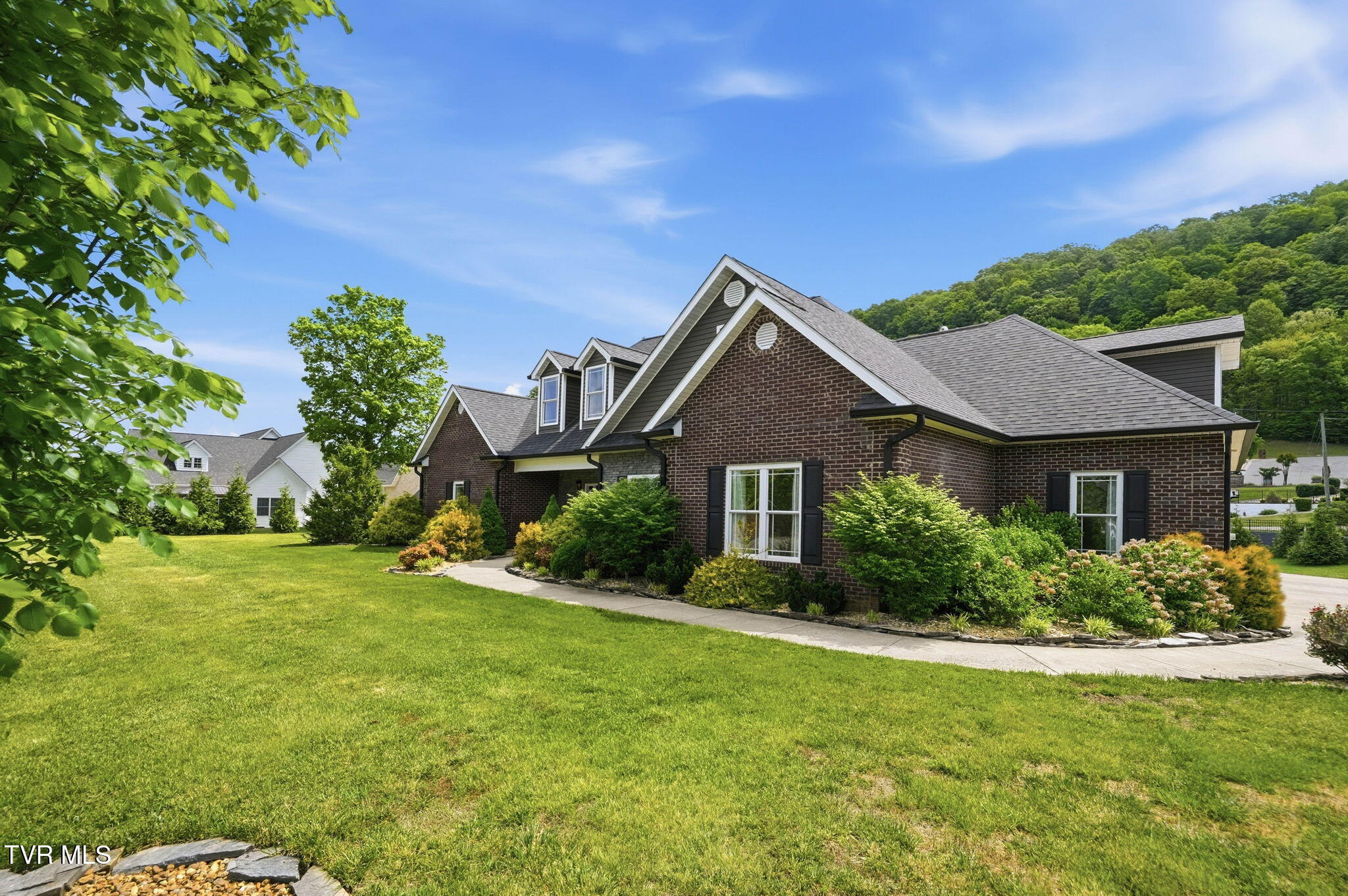 3901 Leaf Point