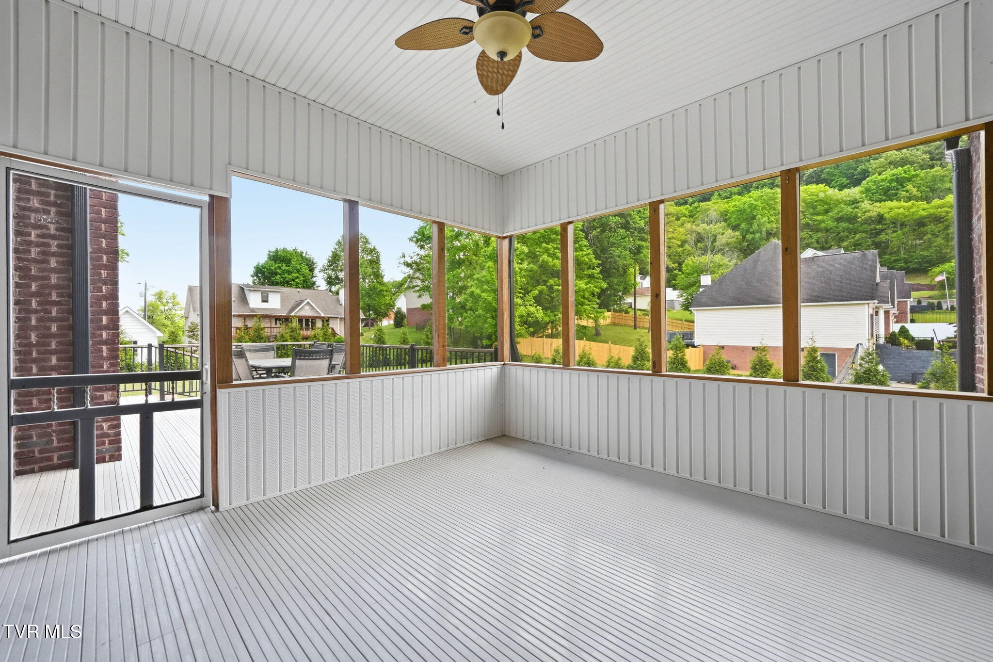 3901 Leaf Point