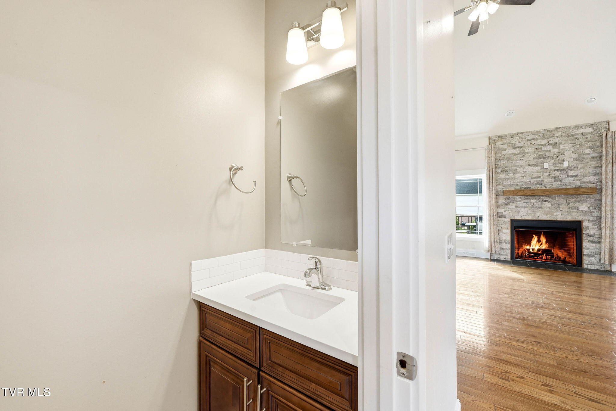 3901 Leaf Point