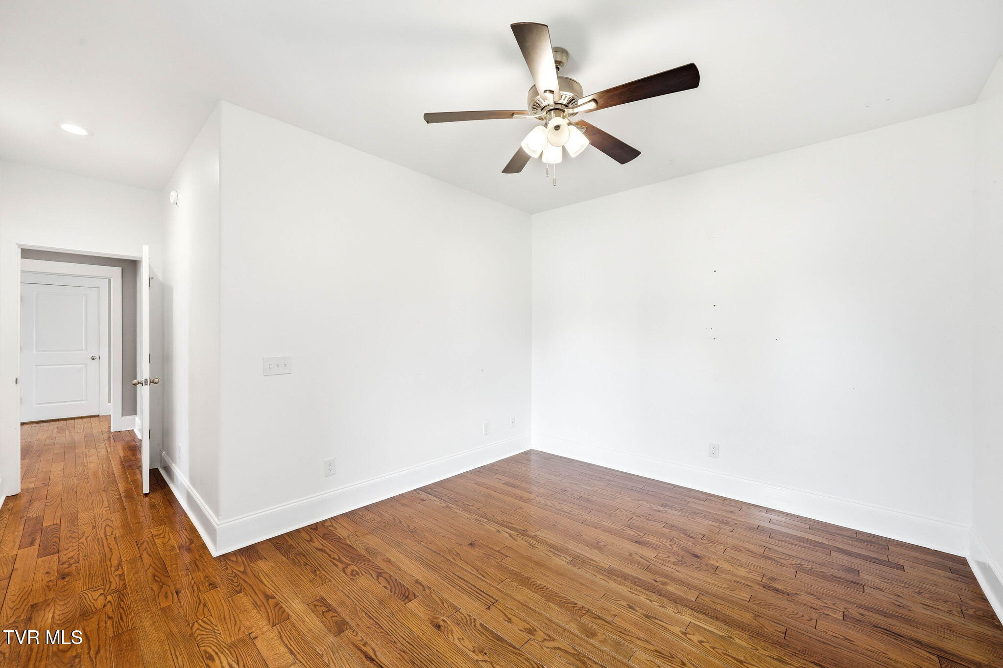 3901 Leaf Point