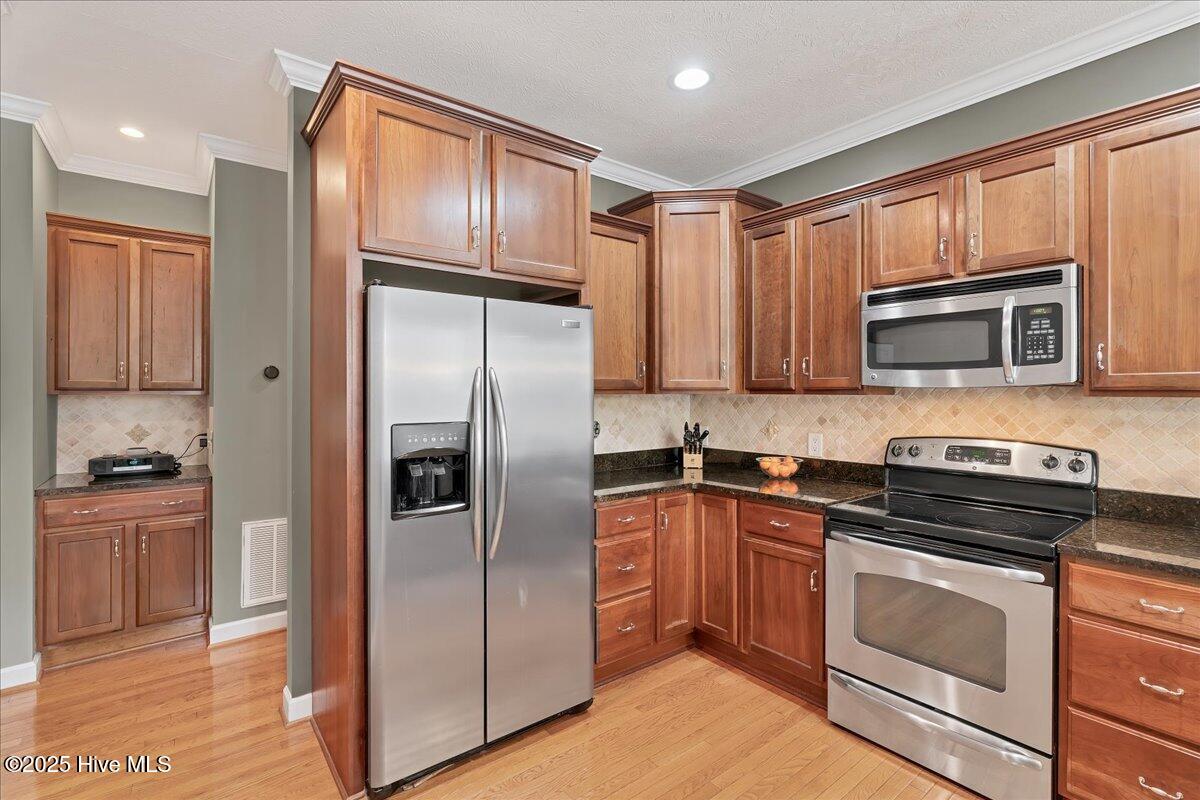 150 Kingswood Circle