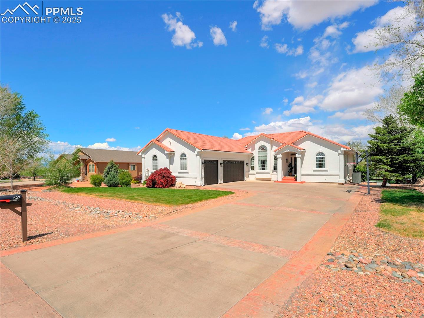 327 W Hahns Peak Avenue