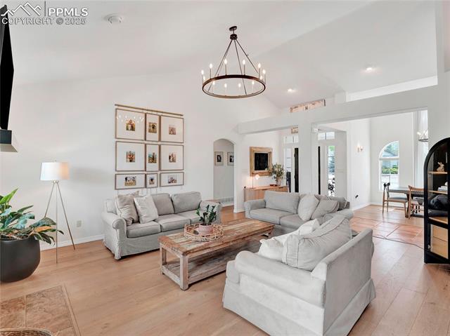 327 W Hahns Peak Avenue
