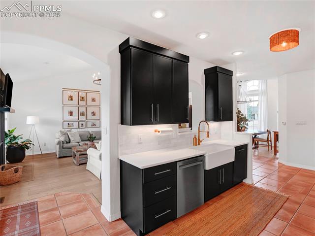 327 W Hahns Peak Avenue
