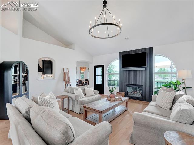 327 W Hahns Peak Avenue