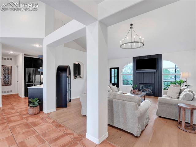 327 W Hahns Peak Avenue