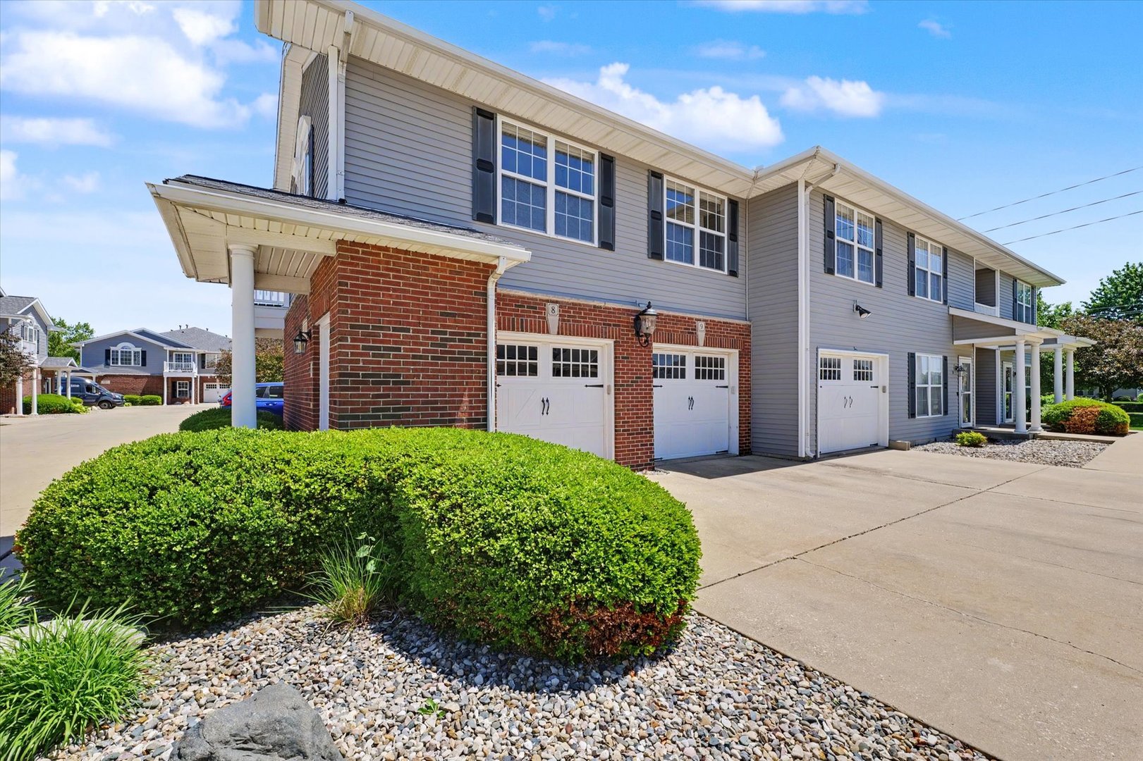 103 YORKMINSTER Lane Unit: 8