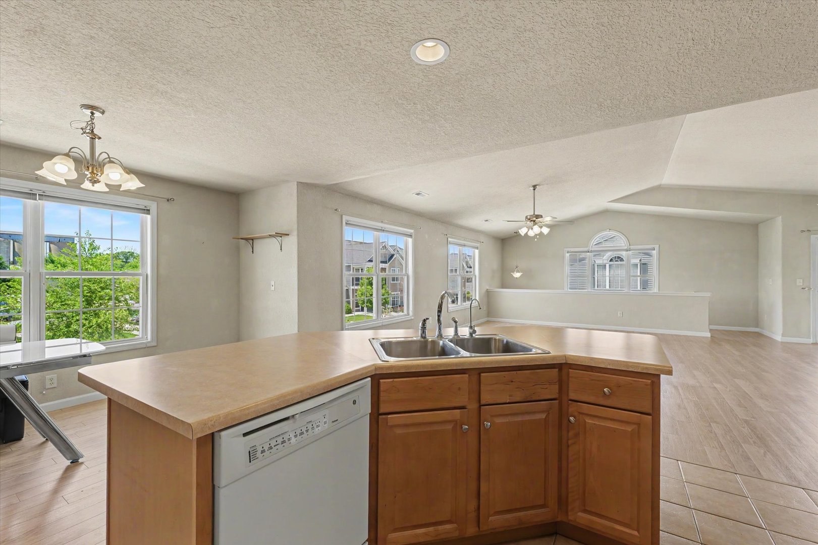 103 YORKMINSTER Lane Unit: 8