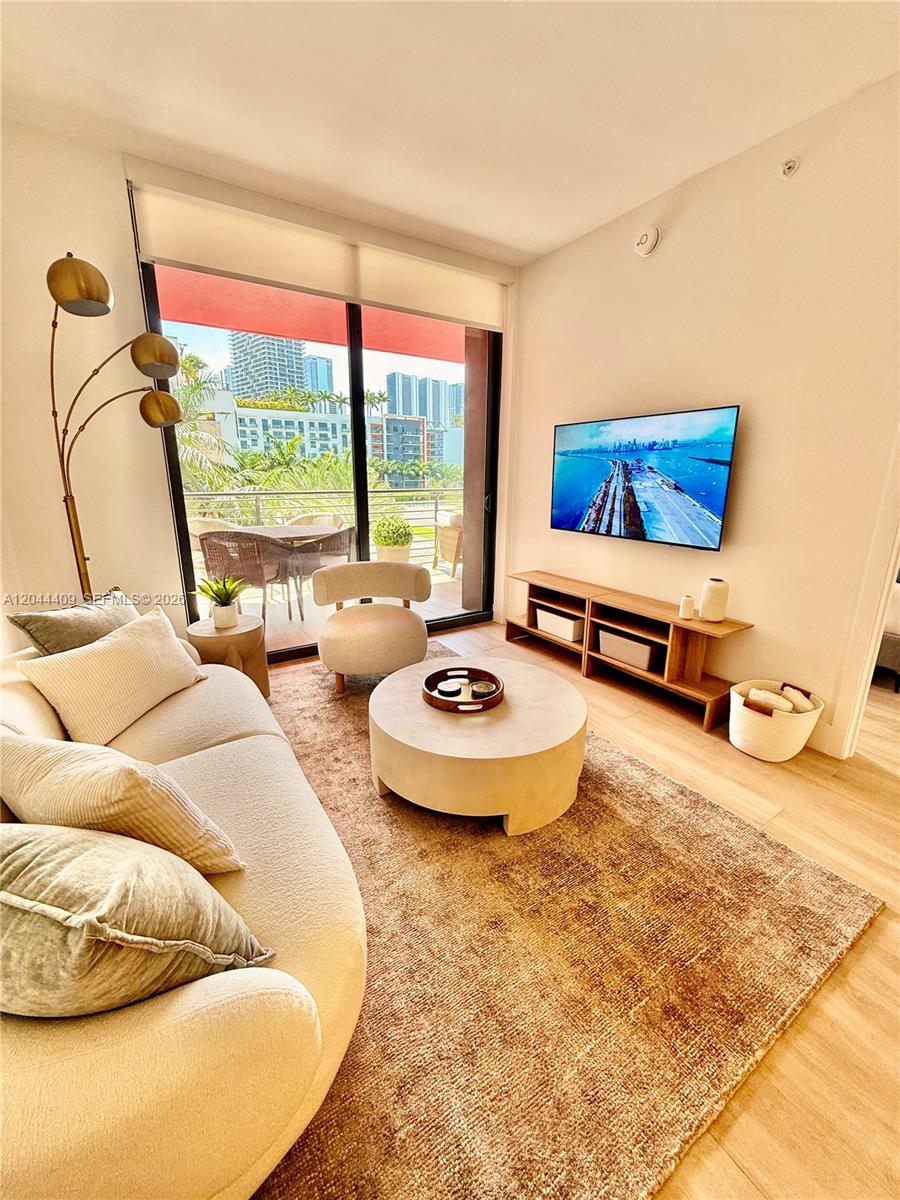 90 NE 32 # 302