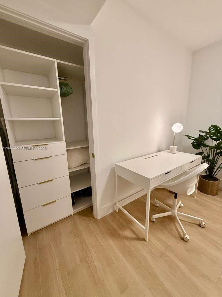 90 NE 32 # 302
