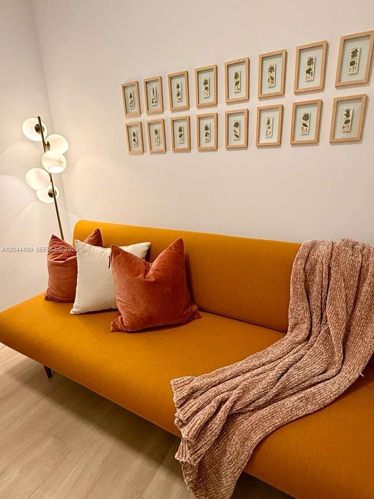 90 NE 32 # 302