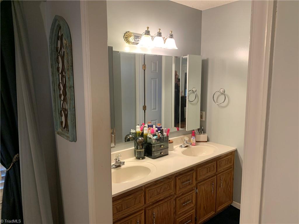 206 Forest Oaks Drive