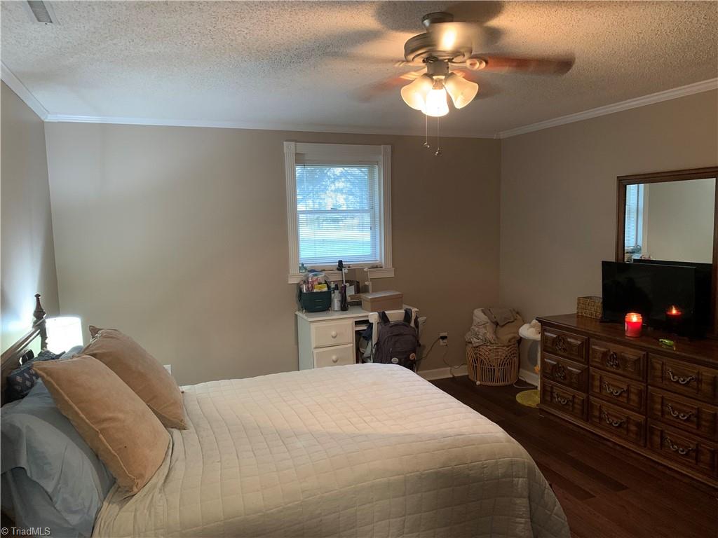 206 Forest Oaks Drive