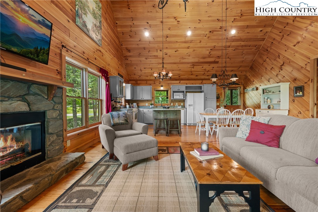 976 Twin Bridges Drive