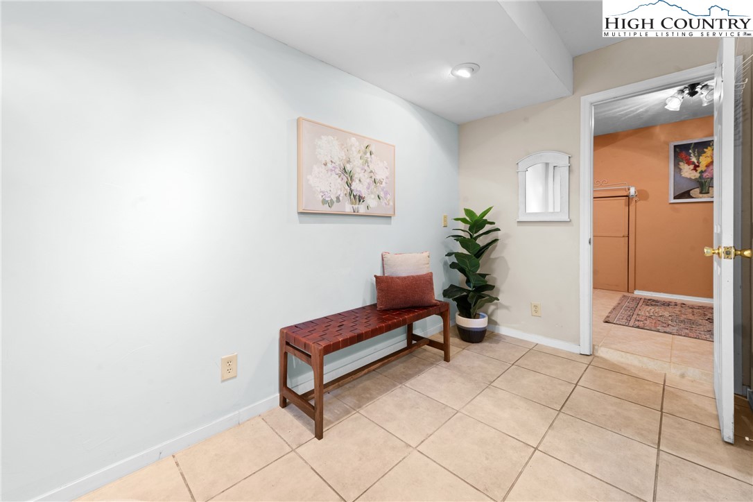 976 Twin Bridges Drive