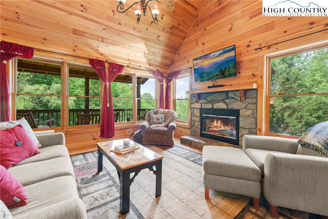 976 Twin Bridges Drive